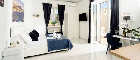 Iron/ironing board, free WiFi, bed sheets