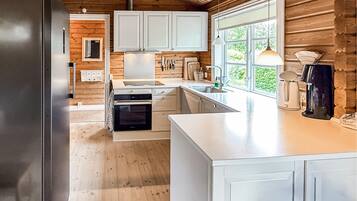 Coffee/tea maker, fridge, oven, stovetop