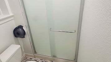 Basic-Doppelzimmer, eigenes Bad | Badezimmer | Handtücher, Seife, Shampoo, Toilettenpapier