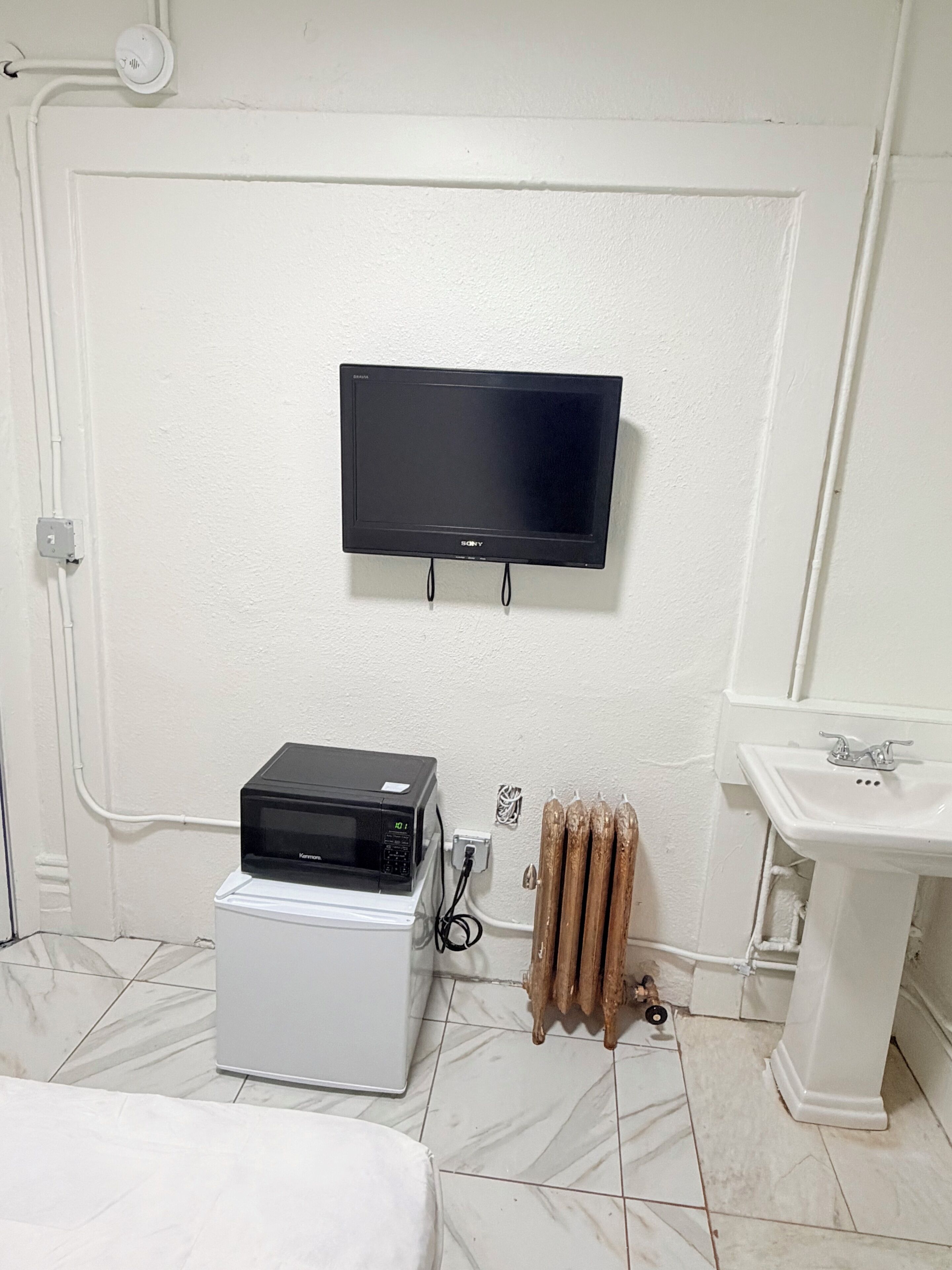 Basic Double Room, Shared Bathroom | Free WiFi