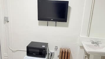 Basic Double Room, Shared Bathroom | Free WiFi