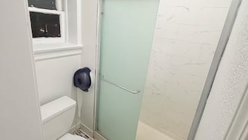 Basic Double Room, Private Bathroom | Bathroom | Towels, soap, shampoo, toilet paper