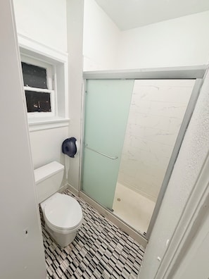 Habitación básica doble, baño privado | Baño | Toallas, jabón, shampoo, papel de baño 