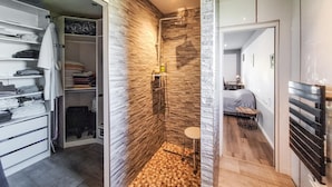 Un baño moderno con ducha, inodoro y lavamanos.
