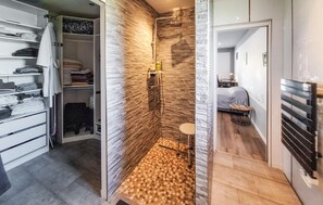 A modern bathroom with a shower, a toilet, and a sink. - Cozy home in Bassens with WiFi (Bassens)
