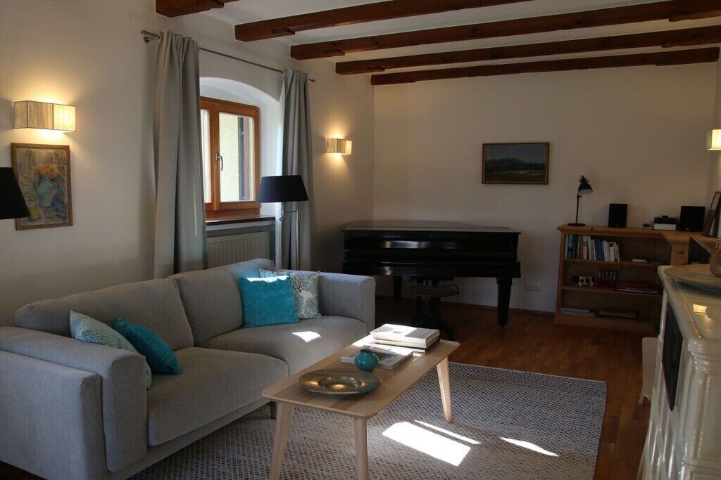 Smart-TV, DVD-Player, Bücher, Stereoanlage