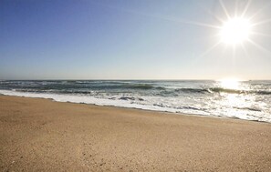 A beach with waves, a clear sky, and the sun shining. - Stunning apartment in Argelès-Sur-Mer Plage (Argelès-Sur-Mer Plage)