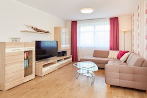 Smart-TV, DVD-Player, Bücher, Stereoanlage