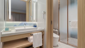 Shower, hydromassage showerhead, free toiletries, hair dryer
