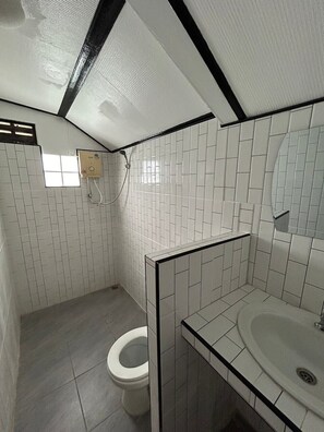 Basic Studio | Bathroom | Shower, towels, soap, toilet paper - Kerdmanee Resort (Koh Chang)