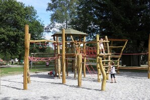 A playground with wooden structures and rope bridges. - Holiday apartment with 3 bedrooms (Herrischried)