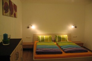 Ein Schlafzimmer mit einem Bett, zwei Nachttischen und Wandleuchten.