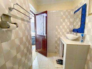 Shower, towels, soap, toilet paper - Beloved guests 
Here is our 3 bedroom pool villa home in Najjera kampala (Entebbe)