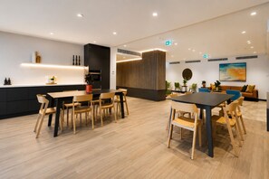 Ein modernes Interieur mit Essbereich, Küche und Sitzgelegenheiten.