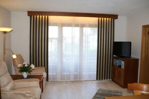 TV connectée, lecteur de DVD, livres, chaîne hi-fi