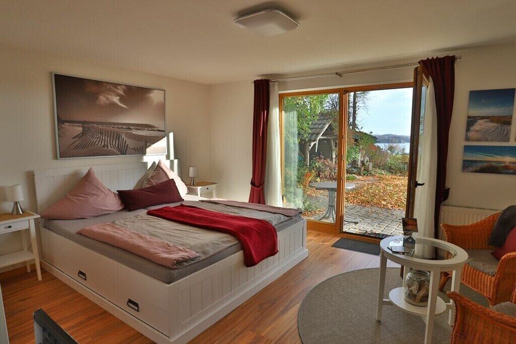 Travel cot, free WiFi, bed sheets
