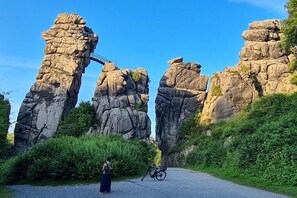 Eine natürliche Felsformation mit einem Weg und einem Fahrrad.
