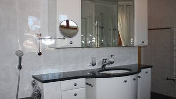 Douche, sèche-cheveux, bidet