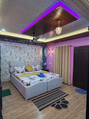 Habitación doble Deluxe, balcón, vista a la colina | Cortinas blackout y wifi gratis 
