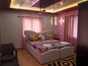 Habitación doble Deluxe, balcón, vista a la colina | Cortinas blackout y wifi gratis 