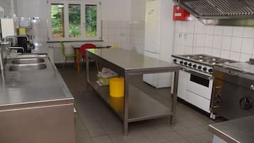 Kylskåp, mikrovågsugn, ugn och spishäll