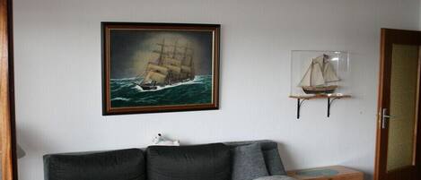 TV connectée, livres, chaîne hi-fi