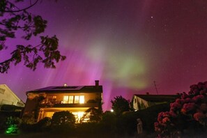 Ein Haus mit Balkon und Sternenhimmel.