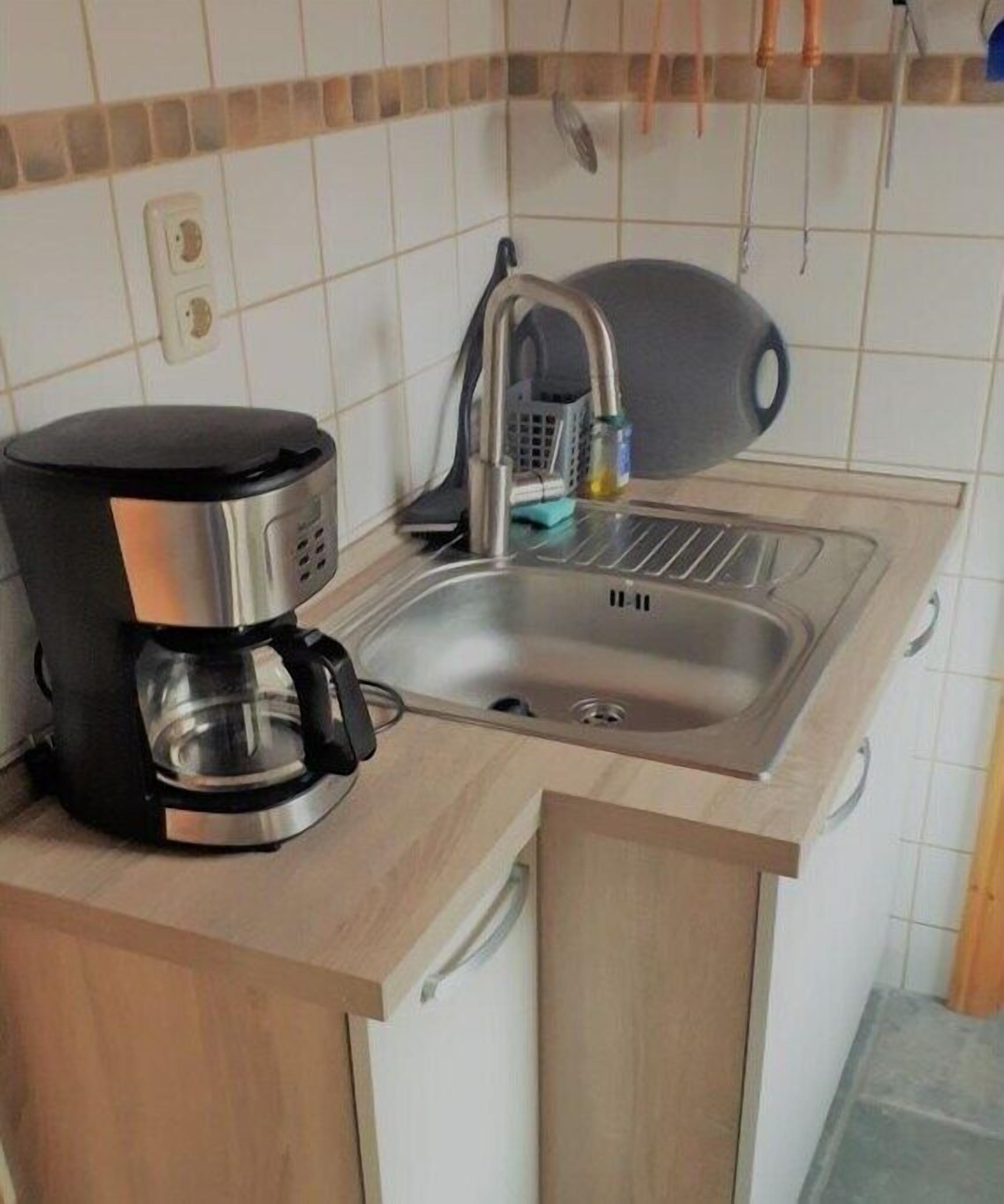 Kühlschrank, Ofen, Herdplatte, Wasserkocher mit Kaffee-/Teezubehör