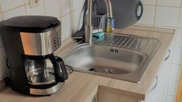 Kühlschrank, Ofen, Herdplatte, Wasserkocher mit Kaffee-/Teezubehör