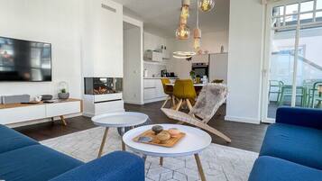 Smart-TV, Kamin, Videospiele, Stereoanlage