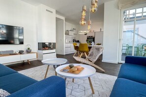 Smart-TV, Kamin, Videospiele, Stereoanlage