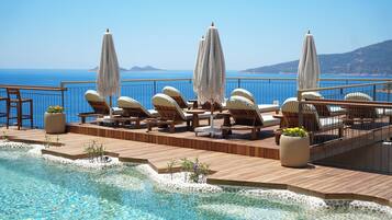 2 outdoor pools