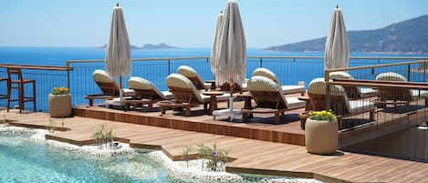 2 outdoor pools
