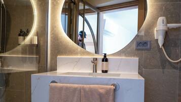 Deluxe Room, Sea View | Bathroom