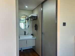 Quadrupla familiare, balcone | Bagno | Doccia, asciugacapelli, asciugamani, sapone
