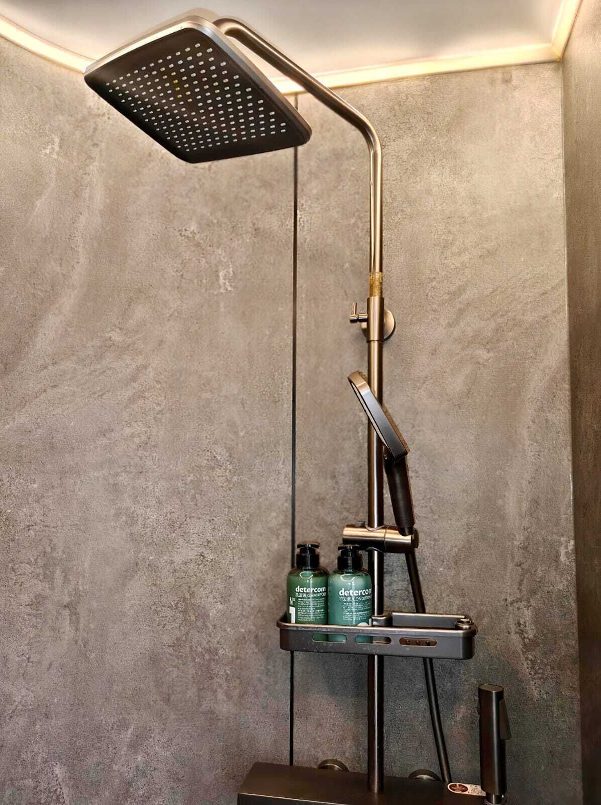 Chuveiro, produtos de toalete grátis, secador de cabelo 