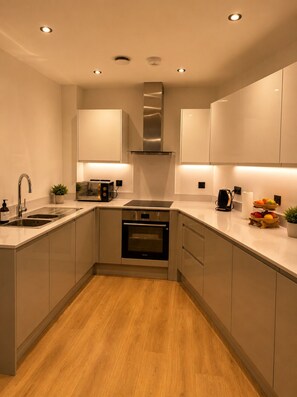 Fridge, microwave, oven, stovetop - Luxury 2-Bed/Bath Apartment in Birmingham City Centre, can accommodate 6 people. (Birmingham)
