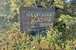 A sign for Gastehaus Doris, indicating it is a guesthouse with overnight accommodation and breakfast. - Holiday apartment with 1 bedroom (54347 Neumagen-Dhron, Deutschland)