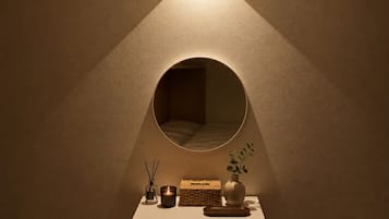Chambre Quadruple Deluxe | Minibar, coffres-forts dans les chambres, bureau