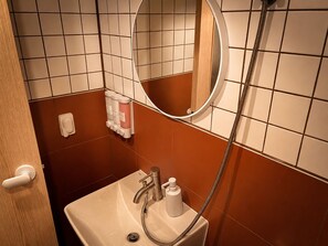 Shower, hair dryer, towels, soap - Mellow Stay Hotel Hongdae (Seoul)