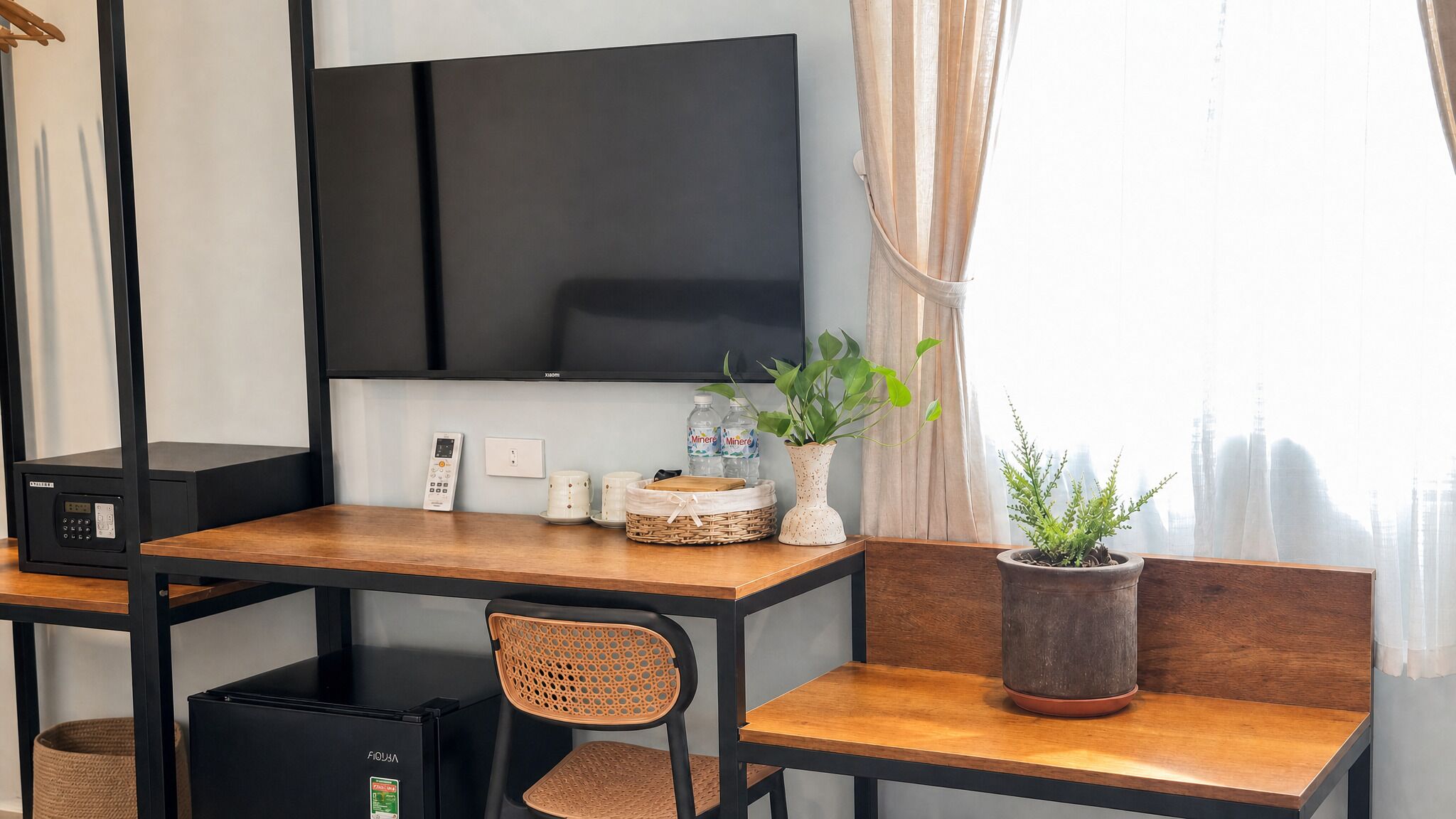 Family Room | Desk, free WiFi