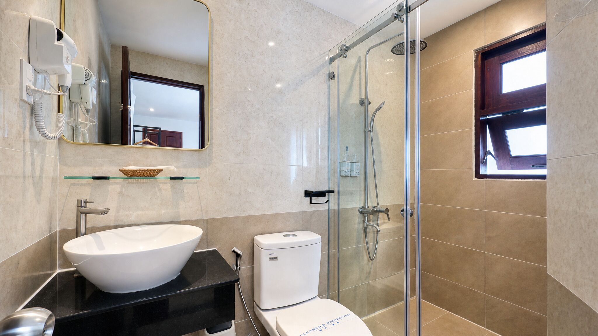 Family Room | Bathroom | Shower, free toiletries, hair dryer, towels