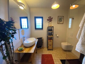 Doccia, bidet, asciugamani, sapone