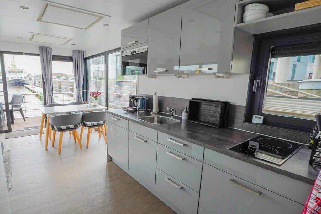 Kühlschrank, Mikrowelle, Herdplatte, Geschirrspüler