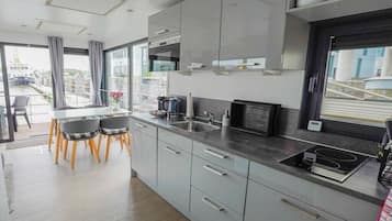Kühlschrank, Mikrowelle, Herdplatte, Geschirrspüler