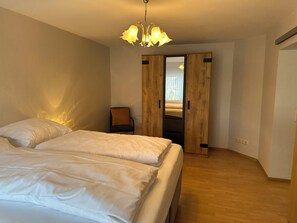 Tabla de planchar con plancha, Internet, ropa de cama