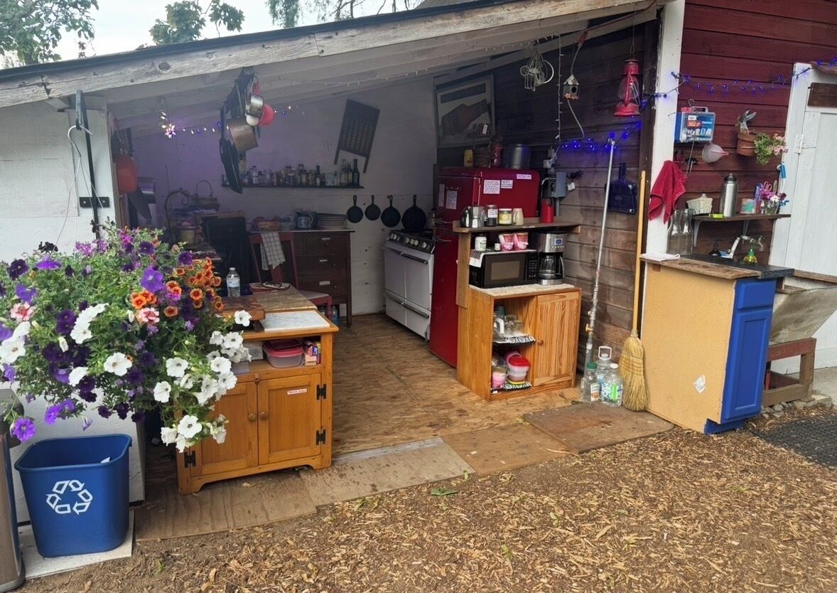 Coffee/tea maker, fridge, microwave, coffee grinder