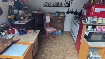 Cafetera y tetera, refrigerador, microondas y molino para café