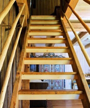 Eine Holztreppe mit Handlauf, die zu einer unteren Ebene führt.