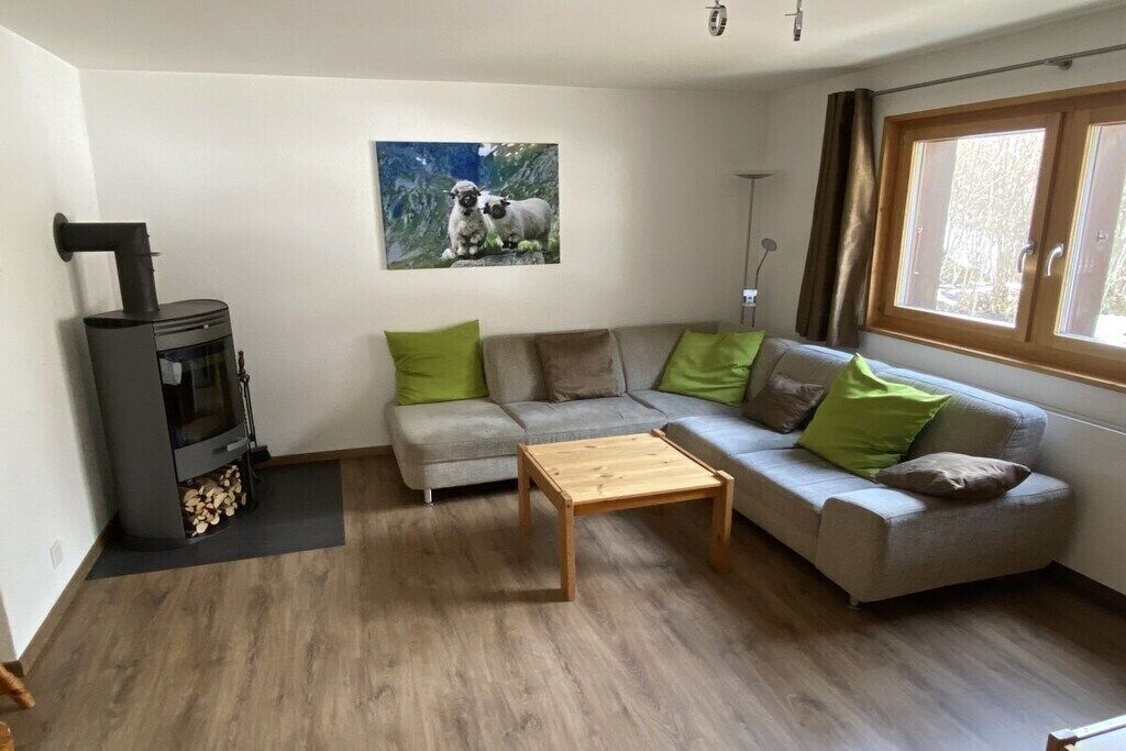 Smart-TV, Kamin, DVD-Player, Bücher